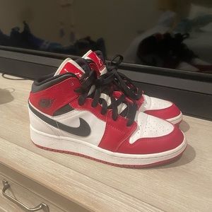 Air Jordan 1 grade school size 5 big kids